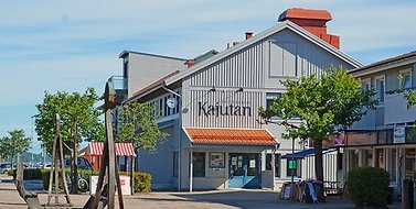 på orust hittar du Kajutan, en konsthall i Henån, som visar både lokala och nationella utställare. 10 minuter från kråks stuga